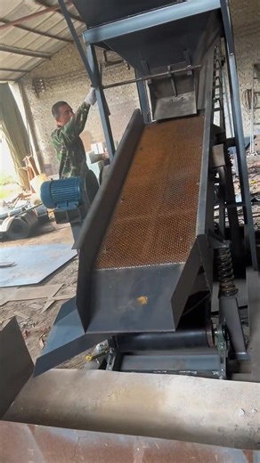 The vibrating screen generates reciprocating vibration through the excitation of the vibrator, which separates the material on the screen surface. Particles smaller than the screen holes pass through the screen to achieve classification.#Vibratingscreeningmachine #vibratingsandscreeningmachine #vibratingsievingstonemachine #linearvibratingscreen #multi-layervibratingscreen #vibratingscreen #Debrisseparator #Malaysia #KualaLumpur | Zhuo Yue