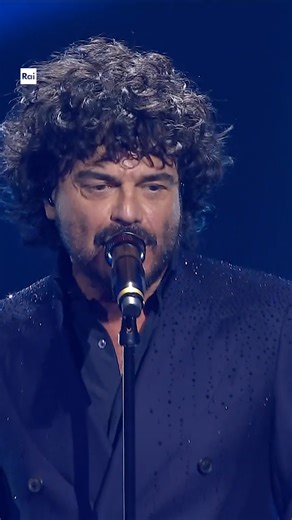 “E ancora non so perdonare il tempo che cambia le cose” 🎤 Francesco Renga 🎧 Il meglio di me L’esibizione integrale è su RaiPlay In audio su RaiPlay Sound #Sanremo2026 | Festival di Sanremo