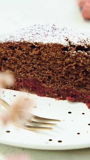 Dieser Rotweinkuchen mit Kirschen wird so saftig, fluffig und mit viel Schokolade besonders lecker! Dieses Rezept wirst du bestimmt häufiger machen. 🍫 😋 Mit Rezept: https://www.einfachbacken.de/rezepte/rotweinkuchen-mit-kirschen-super-saftig Das ganze Video findest du jetzt auf unserem YouTube-Kanal! https://www.youtube.com/@einfachbacken #einfachbacken #rotweinkuchen #kirschkuchen #kirschen #rührkuchen | einfach backen