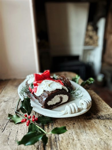 For all the recipes, watch the full step-by-step tutorial on my YouTube - https://youtu.be/NW4JiHCTzFU Our tradition for Christmas and New Years or really and festive celebration is to make this meal — Beef Wellington, glazed honey carrots, green beans, and a chocolate-chestnut Bûche de Noël ! 🎄✨ To watch vidéo for all recipes and full tutorial for this meal - https://youtu.be/NW4JiHCTzFU My outfit -https://shopmy.us/shop/collections/3399648 Similar vintage plates and bowls - https://shopmy.us/