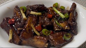 Sweet and Spicy Pork Ribs Ingredients: 1kilo Pork ribs 1/2 tablespoon Salt 1 thumb sized Ginger Water Oil 1 tablespoon Ginger minced 5 cloves Garlic minced 1/2 teaspoon Ground black pepper 290ml. Sprite 1/4 cup Soy sauce 1 tablespoon Oyster sauce 2 tablespoons Brown sugar Green chilies Red chilies Spring onion #recipes #porkribs #pork | Sabrosong Pinoy