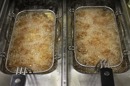 Friteusenfett wechseln: So wird das Fett aus der Friteuse entsorgt - Friteuse.org