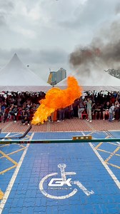 KES KERETA TERBAKAR SBB MAIN POP BURN Api memang nampak cantik. Pop & bang memang buat orang senyum. Bunyi padu, visual padu — itu keseronokan. Tapi sebelum cerita pasal seronok, kena cerita pasal tanggungjawab. Dalam video ni, owner standby fire extinguisher betul-betul di sebelah kereta. Bukan untuk gaya, tapi untuk emergency — kalau api jadi luar kawalan, kita padam masa ia masih kecil. Main api tanpa keselamatan, itu bukan berani. Itu cuai. Keseronokan sebenar datang lepas keselamatan dijaga