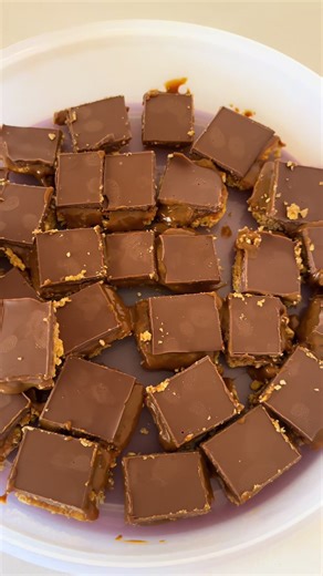 Quick and easy caramel slice! 🤎🤎 #food #baking #fyp #mumsoftiktok #mumlife