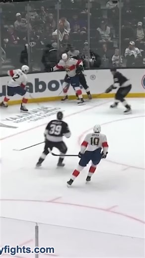 A.J. Greer ➡️ Corey Perry • #NHL #HFhits #TimeToHunt 🆚 #GoKingsGo • 2025 NOV 06 Greer 🆚 Perry linked: hockeyfights.com/fights/n272157 | hockeyfights.com