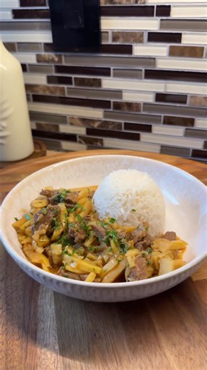 Heisil on Instagram: "Olluquito con Carne 🥩🇵🇪 The Incas dried alpaca and llama meat to make charqui, a way to preserve protein for months without refrigeration. In the cold, dry Andes, the meat would naturally freeze-dry, making it lightweight, long-lasting, and perfect for travel, storage, and feeding communities across the empire. Ingredientes: Olluco congelado (entero o picado) 1 papa russet, cortada en tiras 1 cebolla, en cuadritos 3 dientes de ajo, molidos 1 puñado de perejil y también p