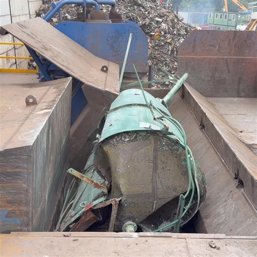 Giant Industrial Shear Crushes a Huge Silo – Heavy-Duty Machine Demo