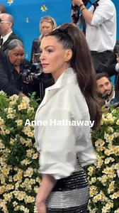 Anne Hathaway bei der Met Gala 2025. #metgala | VOGUE Germany