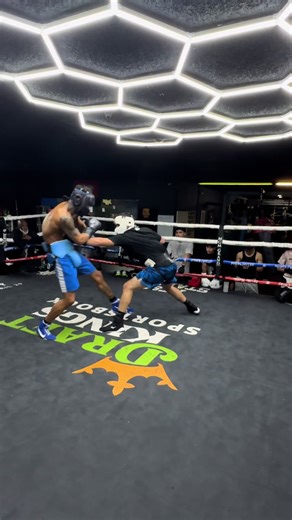 Chopping down the tree 🌲🪓. #boxing #fyp #fypシ #boxeo #sparring | boxing