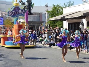 Universal's Superstar Parade (Full Experience) - Minions Despicable Me, SpongeBob, Dora & Hop
