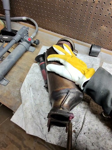 Broken stud removal!!! WITH FIRE!! #bmw #automobile #automotive #mechanic #shop #exhaust