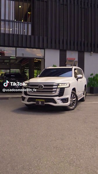 Toyota LC300 VX.R: Innovación y Lujo en Cada Viaje