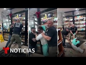 Policías golpean a un hombre en una licorería de Nueva York tras ser confundido | Noticias Telemundo