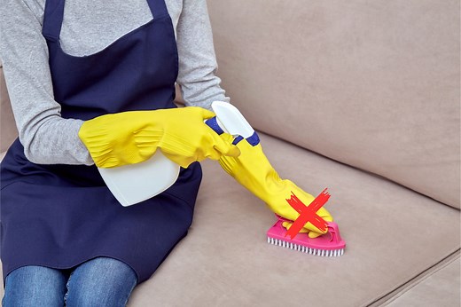 Voici l'astuce la plus efficace pour nettoyer un canapé en tissu sans vapeur