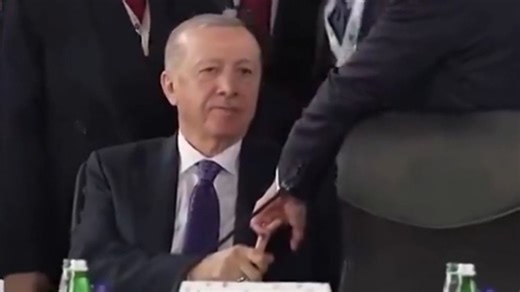 Welt rätselt über Szene - Erdogan hält Macrons Finger im Griff