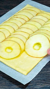 450K views · 4K reactions | Dolce pronto in 5 minuti! Solo pasta sfoglia e 2 mele Ingredienti pasta sfoglia: 700 g mele: 3 pz zucchero: 20 g cannella: 8 g uova: 1 pz La bibita Nutella: 30 g caffè: 150 ml latte caldo: 150 ml | Saporito.tv | Facebook