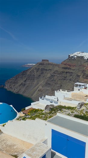 If it’s your first time in Santorini and you don’t want to waste it figuring things out… keep reading. If you’re arriving by cruise ship and want to avoid the cable car chaos… keep reading. If you want breathtaking views and real local life — not just crowded photo spots — this day was designed for you. This private Santorini Day Tour isn’t about rushing from stop to stop. It’s about understanding the island. We begin where Santorini feels wide and powerful — at Profitis Ilias. The highest point