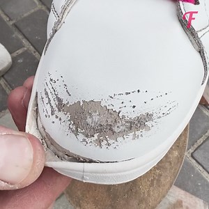 Este zapatero callejero domina el arte de la restauración de calzado. | Házlo tú mismo