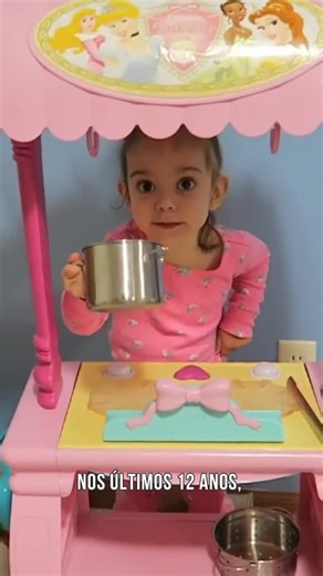 Flavia Calina on Instagram: "QUEM LEMBRA DAS ATIVIDADES DO CANAL LEVANTA A MÃO 🙋🏻‍♀️🩷 As férias estão chegando aí no Brasil… e depois de 12 anos compartilhando a nossa rotina, o desenvolvimento das crianças e tantas ideias de atividades no canal, eu preparei algo super especial para vocês: A Edição Especial de Férias de Verão do nosso e-book! 🌞✨ Cheia de propostas simples, criativas e perfeitas para viver as férias com mais presença, mais conexão e menos telas. O que você encontra no e-book: