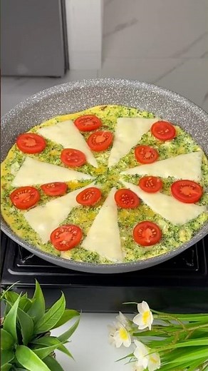 HEALTHY BROCCOLI EGG PIZZA THAT LOOKS GREAT!