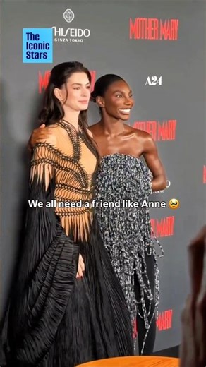 Anne Hathaway proving she's the Queen of Genovia 👑 #annehathaway