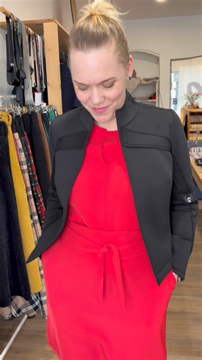 ✨ Jedna bundička – tři outfity! Novinka z neoprenu, kterou zkombinujete úplně se vším 🤍 Elegantně, sportovně i ležérně – stačí jen změnit styling. A další must-have? 🖤 Černé široké kalhoty se záhyby, které prodlouží postavu a doladí každý look. Všechny modely jsou od šikovné Goci💕 | PINK butik - česká designová móda