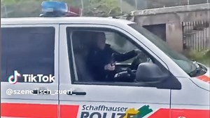 Mann auf E-Trottinette veralbert Polizisten: «Habe Termin Bruder, Ciao!»