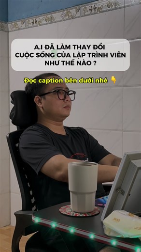 A.I đã làm thay đổi cuộc sống của lập trình viên như thế nào? Ngày xưa: – Code từ sáng tới tối – Bug tự debug, Google là “thánh” – Làm gì cũng phải nhớ syntax Bây giờ có A.I: – Viết code nhanh gấp 3–5 lần ⚡ – Debug có người “ngồi chung” 24/7 – Không nhớ syntax? A.I lo 😏 Nhưng… 👉 Người giỏi sẽ tăng tốc 👉 Người lười sẽ bị đào thải A.I không cướp việc của dev Chỉ là… nó thay thế dev không chịu học thêm 💡 Nếu biết tận dụng: Bạn có thể vừa làm job chính freelance build sản phẩm riêng Còn bạn thì 