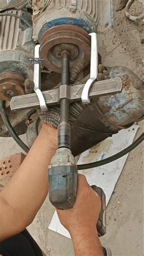 2-jaw gear puller used for extracting components like gears, bearings, or pulleys from a shaft