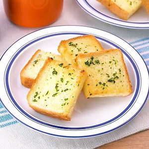 簡単！ 食パンのガーリックトーストのレシピ動画・作り方 | デリッシュキッチン