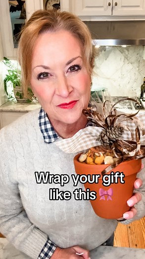 1K views · 4 comments | Add WOW 朗to your gifts with creative wrapping! Showing you step-by-step how to make your presents POP!  #wrapping #giftwrapping #hostessgiftidea #neighborgifts #beautifulwrapping #creativewrapping #onplumnellygifts | onplumnelly | Facebook