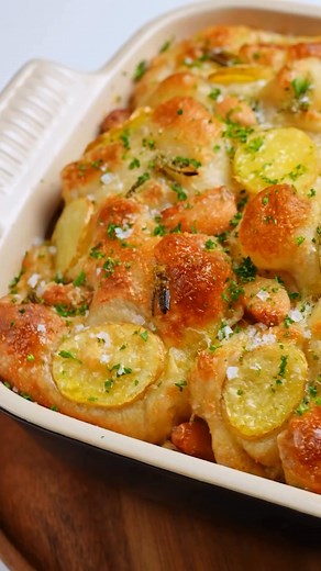 Le pur délice : focaccia à l'ail confit, pommes de terre et romarin ❤️ Une recette de @breadbakebeyond | ELLE à table
