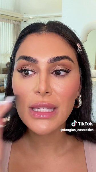 Easy Bake and Snatch Setting Powder von Huda Beauty