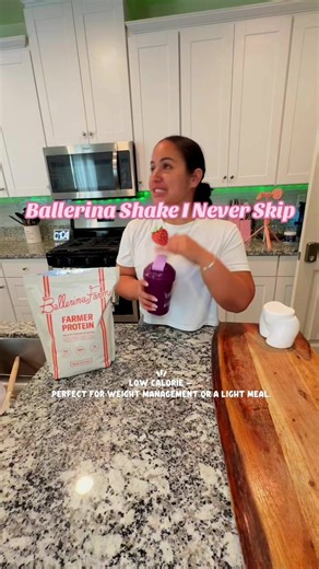 Shaking up the one thing I never skip 👏🏼 This Ballerina Shake keeps me full, fights bloat, and actually tastes bomb 🤍 Busy mornings, mom life, content days — it always comes with. @Ballerina Farm Store #latinastiktok #ballerina #momfuel #lactosefree #TikTokMadeMeTryIt
