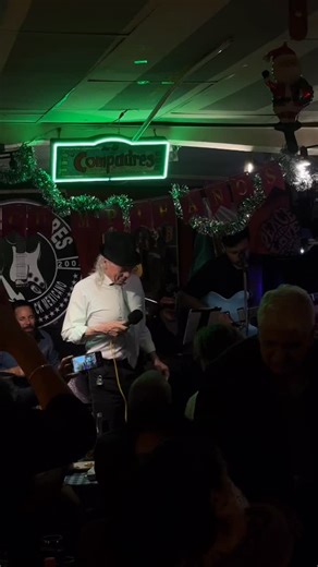 🎸🔥 ¡La posada más rocanrolera del rumbo! 🔥🎸 Puro Rock n’ Roll, oldies y más… Viernes de… Big Ben y 3Era Llamada Sábado de… Grupo Mamut y 3Era Llamada 🍻 Compas, música y puro relajo fino 📞 RSVP 55 6521 8211 😎 Solo para conocedores. | Los Compadres