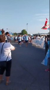 💙🤍 🎶 Bayonnais, Allez !! 🎶 Départ pour Lyon pour l’Aviron Bayonnais sous les encouragements des supporters #top14 #bayonne #aviron #paysbasque #aupabaiona | ici Pays Basque