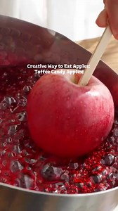 recently came across a way to make candy apples that looked so beautiful and delicious! I found the recipe, tried it out, and it was a success on the first attempt. 📋 Ingredients: White Sugar: 500g Water: 200g Corn Syrup: 65g Red Food Coloring: A few drops 🥣 Preparation Steps: Boiling: Pour all ingredients into a pot. Bring to a boil over high heat. Note: Do not stir during this stage, as it can cause the sugar to crystallize (turning grainy). Thickening: Once the sugar has completely dissolve