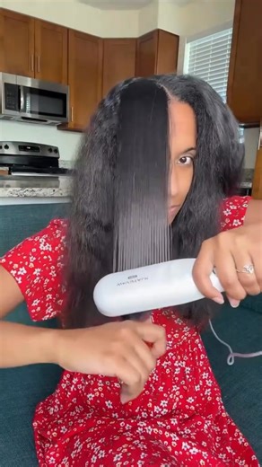 Tu nuevo secreto para un cabello impecable. El Cepillo Alisador 3 en 1 te permite lucir un look natural, suave y sin frizz en cuestión de minutos, sin necesidad de planchas ni secadores extra. 💆‍♀️ Cepilla, seca y alisa en un solo paso. 🔥 Temperatura ajustable y protección térmica. 🌟 Aporta brillo y suavidad al cabello. 🧳 Perfecto para llevar de viaje o usar a diario. 💖 Resultados prácticos y profesionales en casa. | Promos Online