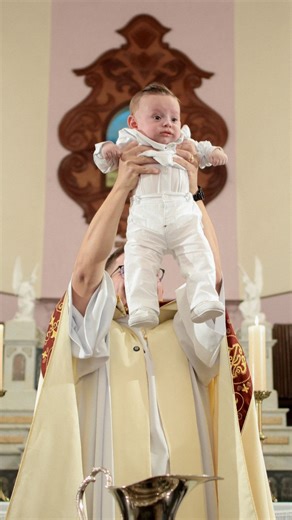 Hortelã  on Instagram: "Batismo do Miguel 懶 Em um sereno sábado de manhã, celebramos o início de uma nova caminhada de fé. Na Igreja Nossa Senhora do Desterro, em Casa Branca, cada detalhe foi envolto em emoção. Os padrinhos e avós presentes com olhares cheios de ternura, testemunhando esse momento único. Miguel foi acolhido pelas águas e pelo amor de sua família. Que a luz desse dia o acompanhe por toda a vida ✨"