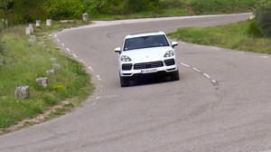 Salut à tous, zoom cette semaine sur le nouveau SUV Rolls-Royce avec le rédacteur en chef de l’Auto-Journal, Jean-Eric Raoul. Nous parlerons également des prix de la Mercedes Classe C restylée et de la Ford Fiesta ST, sans oublier l’essai ... | Auto Journal | Facebook