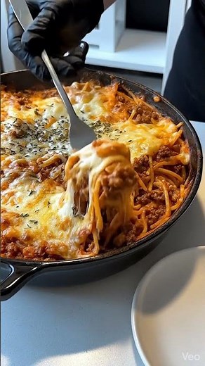 Cheesy Baked Spaghetti Skillet Ultimate Gooey Bolognese Pasta Recipe 🍝🧀