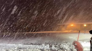 3-4 inch per hour snowfall rates in Kenosha just before dawn this morning! | Landon Moeller