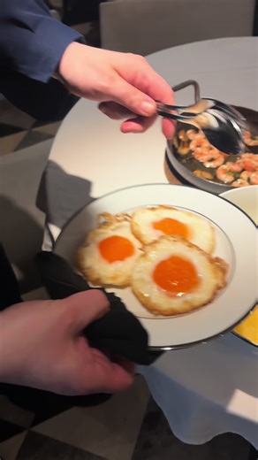 Huevos Fritos con Gambas al Ajillo: Receta Casera