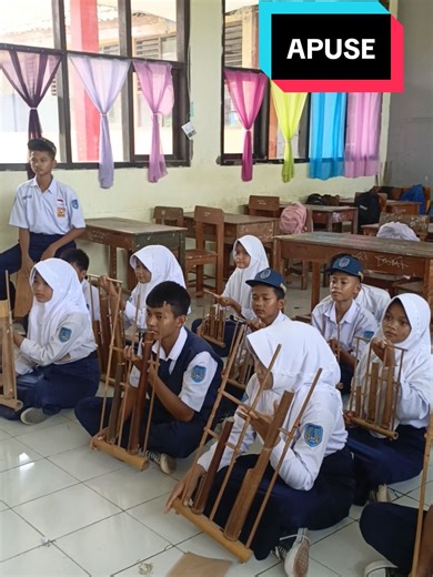 Apuse angklung version oleh 7B Apuse kokon dao Yarabe soren doreri Wuf lenso bani nema baki pase Arafabye aswarakwar Arafabye aswarakwar #apuse #senibudaya #papua #musiktradisional #angklung #jawabarat #indramayu #anaksekolah #ceritasekolah #nesker #kedokanbunder