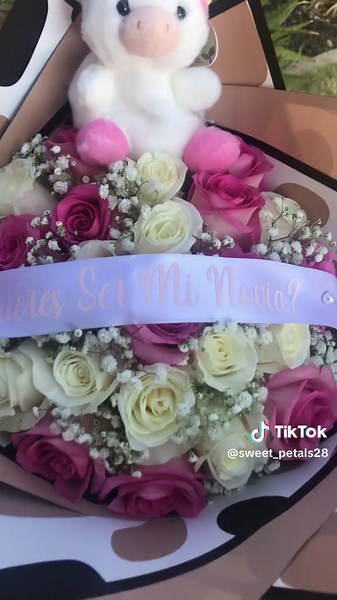 #quiereserminovia #ramo #vaquita #pink #white #roses #fyp #creatorsearchinsights #bouquet #smallbusiness #teamwork