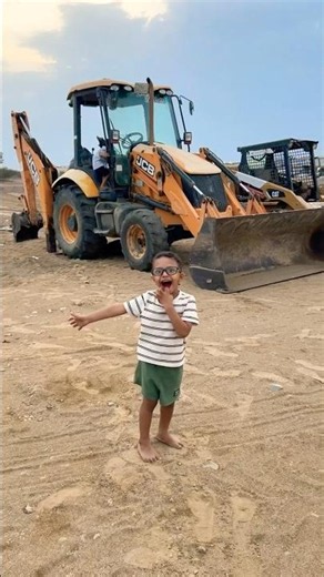 JCB Backhoe Loader for Kids! 🚜