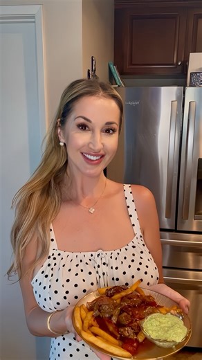 oαηα ηιcoℓєscυ-ɧo on Instagram: "Peruvian Lomo Saltado with Aji Verde Sauce A delicious, quick and easy Peruvian meal that packs a huge umami-filled flavor bomb! Follow @missoanacooks for more! 🍅Ingredients for stir fry: * 1.5 pound steak (skirt/ flank/ filet mignon- I used rib-eye) cut into bite sized strips * 2 cup low sodium soy sauce * 3 packs of pre-peeled garlic (about 18 cloves) minced * 2 tablespoons oyster sauce AND red wine vinegar * Red pepper flakes to taste * 1 heaping tablespoon c