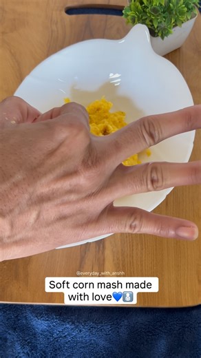 Anshh Vlog on Instagram: "🌽🥣 Sweet Corn & Veg Creamy Mash 🧺 Ingredients • Sweet corn – ¼ cup (boiled and very soft) • Carrot – 2 tbsp (boiled and grated) • Moong dal – 1 tbsp (soaked for 2 hours, optional) • Ghee – 1 tsp • Cumin seeds – 4–5 • Milk – as required"