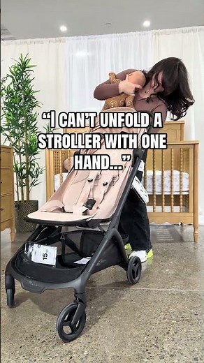 You can’t unfold a stroller with one hand… until you try the Bugaboo Butterfly 2!