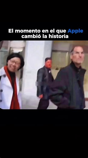 #apple #tecnologia #progreso #telefono #stevejobs Apple puso fin de forma efectiva a la era de los teléfonos con teclado con la llegada del primer iPhone en 2007, que presentó una interfaz táctil multitouch revolucionaria y eliminó el teclado físico y la mayoría de los botones. Este dispositivo reemplazó el teclado tradicional por un teclado virtual en una pantalla táctil, cambiando por completo la manera en que las personas interactuaban con sus teléfonos. Steve Jobs presentó el iPhon